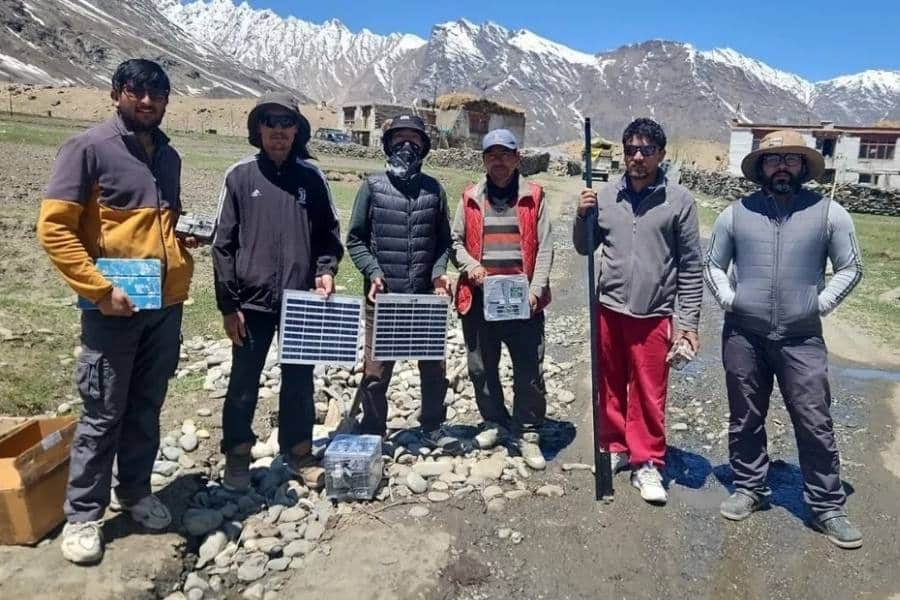 Team of people who work to save bears