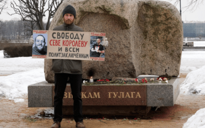A man pays tribute to Alexei Navalny.