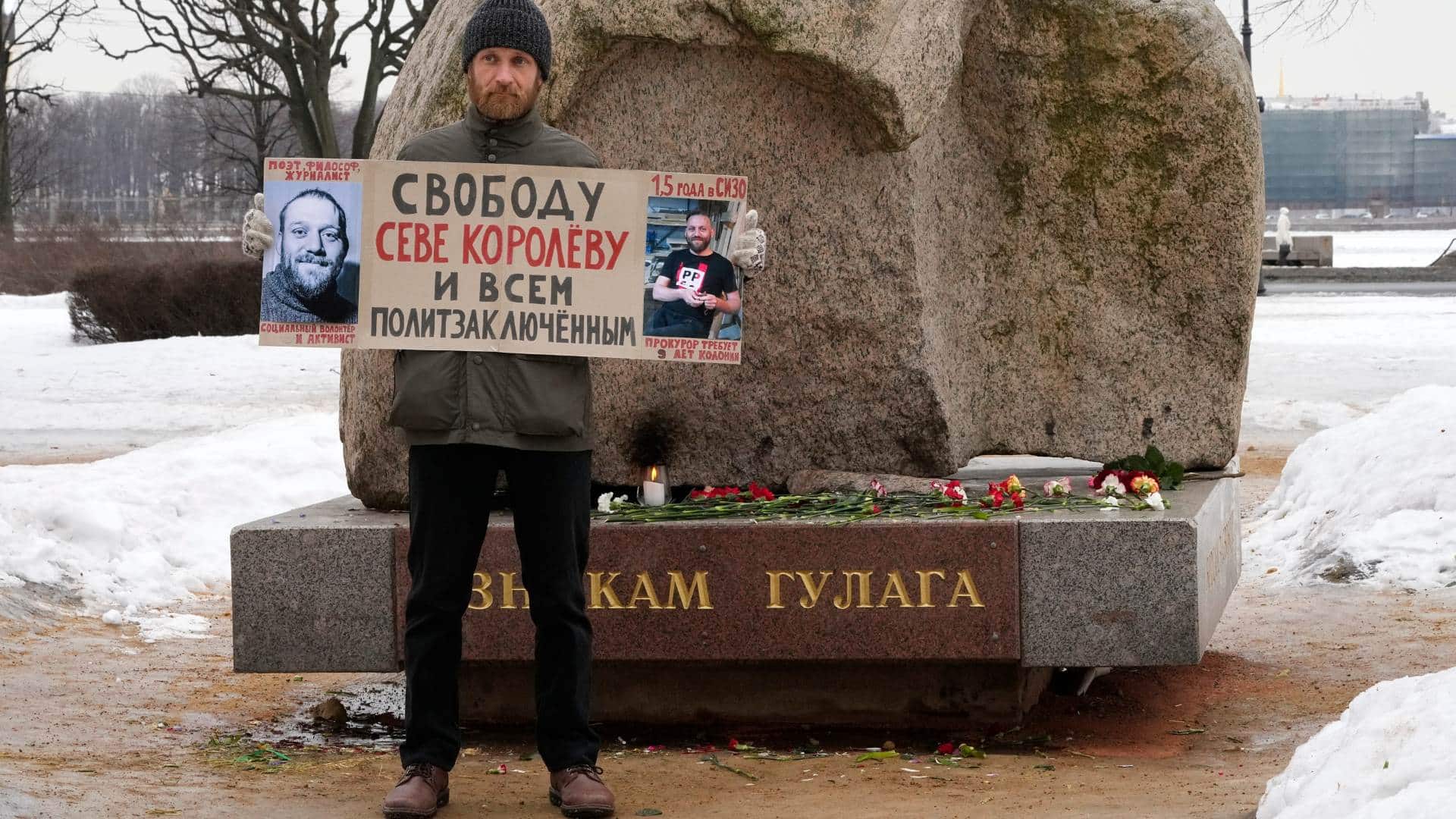 A man pays tribute to Alexei Navalny