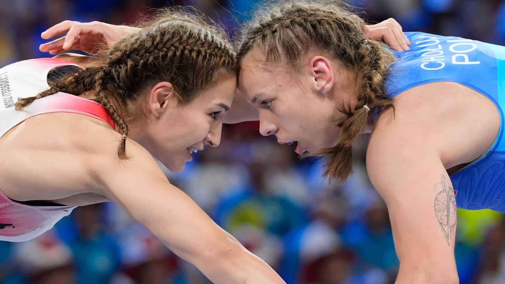 Decoder Replay populism Buse Tosun Cavusoglu, competes against Wiktoria Choluj in women's wrestling.
